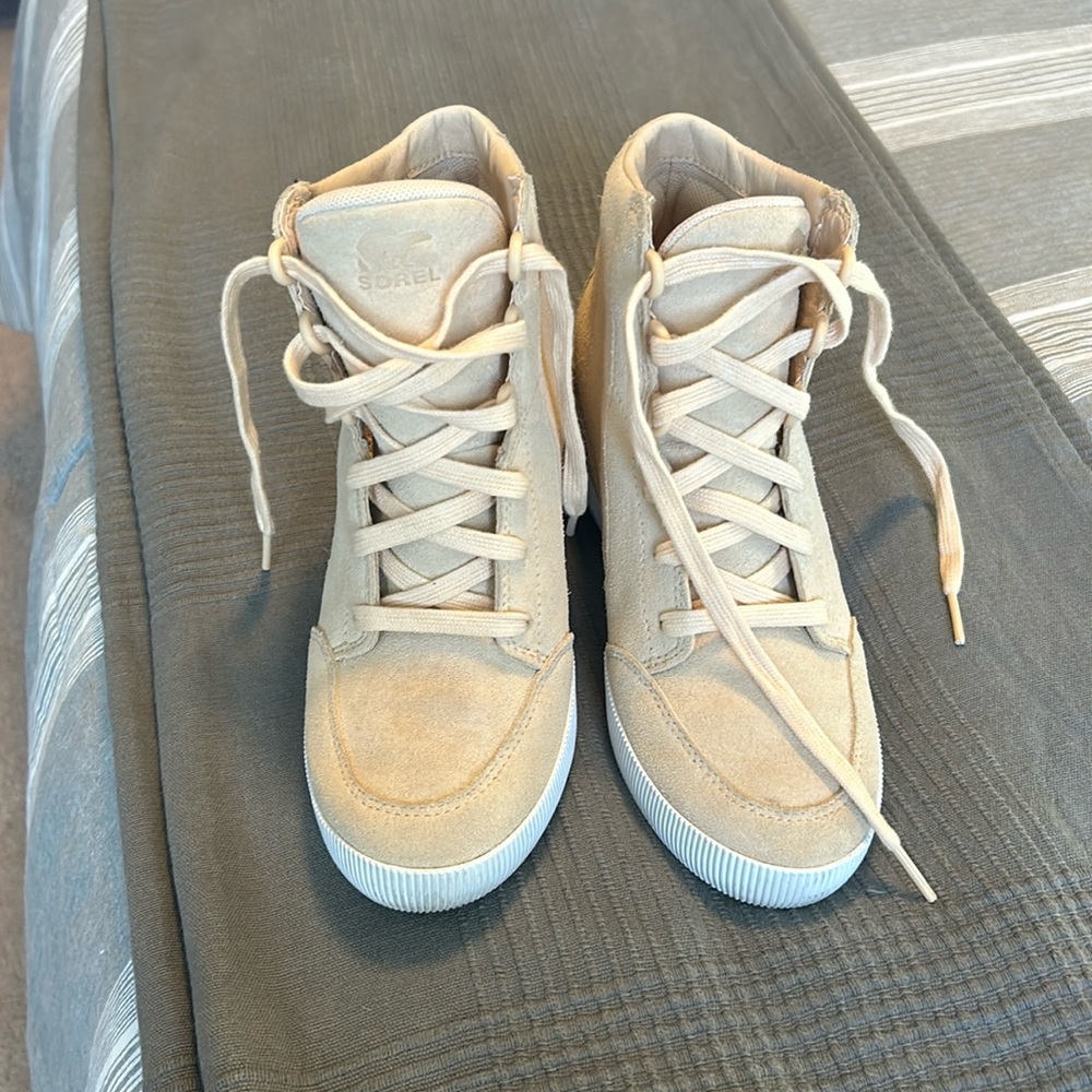 Sorel platform size 6 High top sneaker-beige